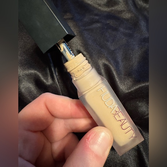 Huda Beauty Faux Filter Concealer - Picture 6 of 6
